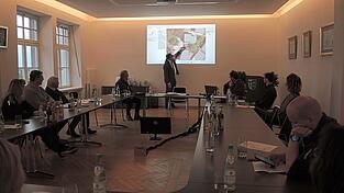 Ein letztes Mal in dieser Legislaturperiode tagte am Montagabend der Mettener Marktrat. Im Bild: B&uuml;rgermeister Andreas Moser erl&auml;utert ein beantragtes Bauvorhaben.