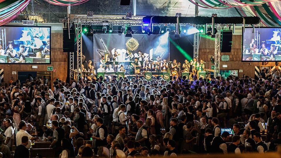 Als die Kapelle Josef Menzl am Montag, 10. August, im Festzelt Weckmann aufspielte, war die Stimmung ausgelassen. Als die Kapelle Josef Menzl am Montag, 10. August, im Festzelt Weckmann aufspielte, war die Stimmung ausgelassen.