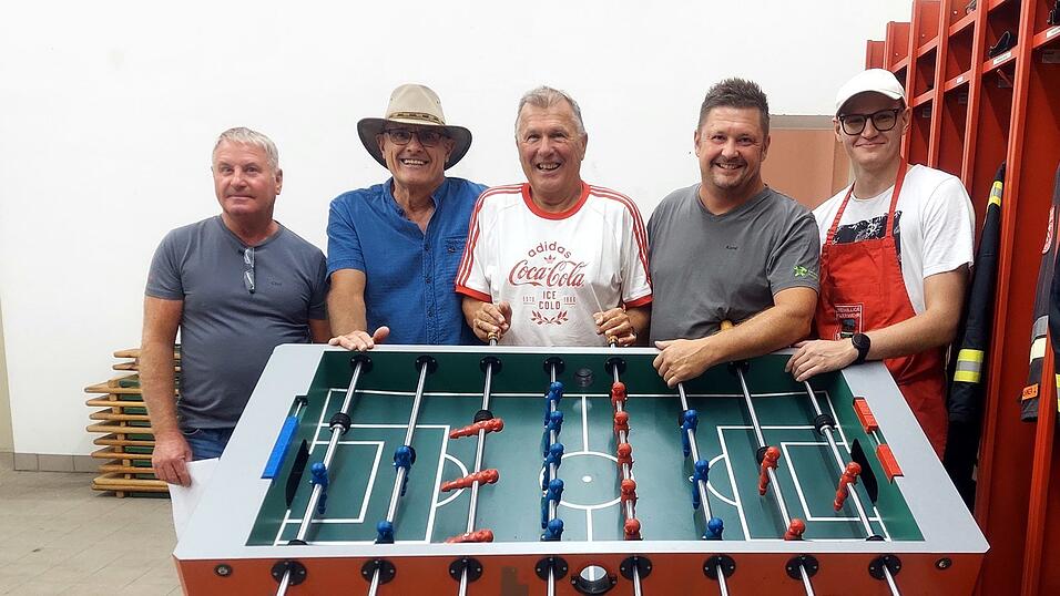 Organisator Christian Saumer (v. l.) mit dem Sieger-Doppel Hans Friedl und Reinhold Gerstl sowie den Finalgegnern Konrad Apfelböck und Phillip Saller. Organisator Christian Saumer (v. l.) mit dem Sieger-Doppel Hans Friedl und Reinhold Gerstl sowie den Finalgegnern Konrad Apfelböck und Phillip Saller.