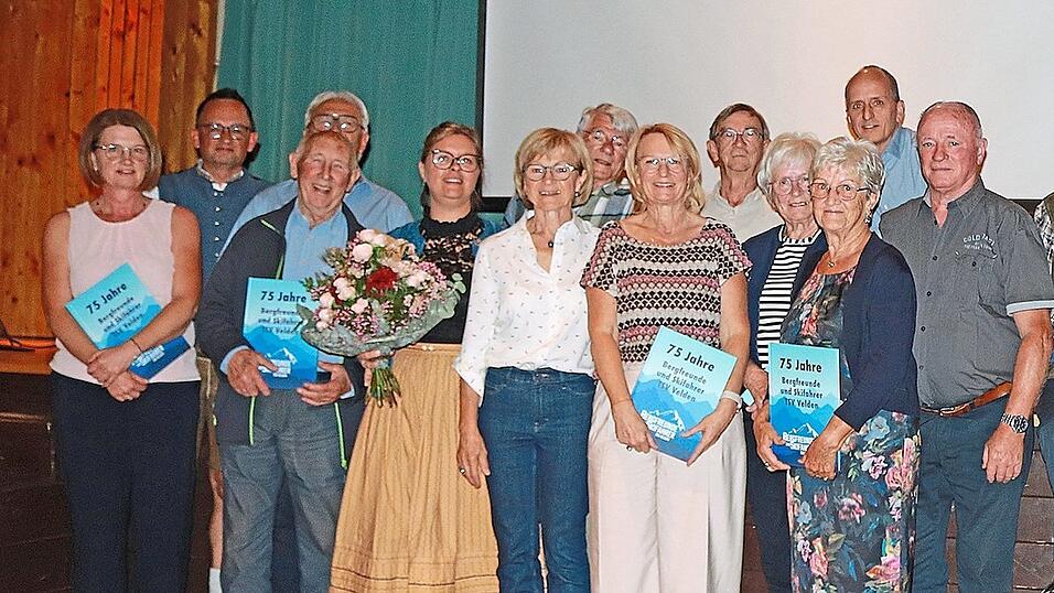 Im Rahmen des Festabends wurden die teils seit Jahrzehnten aktiven Mitgestalter der Sparte geehrt. Von links: Kerstin Stephan, Michael Schneider, Georg Sallerstorfer, Georg Ellinger, Evi Zehetbauer, Christine Reiter, Heinz Holzner, Evi Härtl, Manfred Schellner, Ursula Schütze, Brigitta Nietzold, Stefan Schütze, Jürgen Nietzold, Michael Hüber und Herbert Rauchbart. Im Rahmen des Festabends wurden die teils seit Jahrzehnten aktiven Mitgestalter der Sparte geehrt. Von links: Kerstin Stephan, Michael Schneider, Georg Sallerstorfer, Georg Ellinger, Evi Zehetbauer, Christine Reiter, Heinz Holzner, Evi Härtl, Manfred Schellner, Ursula Schütze, Brigitta Nietzold, Stefan Schütze, Jürgen Nietzold, Michael Hüber und Herbert Rauchbart.