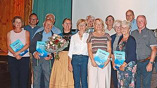Im Rahmen des Festabends wurden die teils seit Jahrzehnten aktiven Mitgestalter der Sparte geehrt. Von links: Kerstin Stephan, Michael Schneider, Georg Sallerstorfer, Georg Ellinger, Evi Zehetbauer, Christine Reiter, Heinz Holzner, Evi H&auml;rtl, Manfred Schellner, Ursula Sch&uuml;tze, Brigitta Nietzold, Stefan Sch&uuml;tze, J&uuml;rgen Nietzold, Michael H&uuml;ber und Herbert Rauchbart.