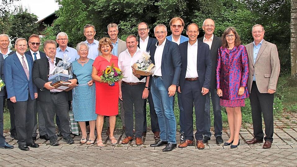 Eine große Abordnung mit Parteifreunden aus mehreren Landkreisen und Vertretern der VR-Bank bildete am Montagvormittag die erste Runde Gratulanten, die zum 65. Geburtstag von MdB Max Straubinger nach Haunersdorf kamen. Im Laufe des Tages folgten weitere. Eine große Abordnung mit Parteifreunden aus mehreren Landkreisen und Vertretern der VR-Bank bildete am Montagvormittag die erste Runde Gratulanten, die zum 65. Geburtstag von MdB Max Straubinger nach Haunersdorf kamen. Im Laufe des Tages folgten weitere.