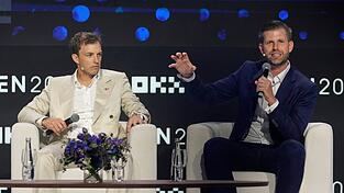 Gründer wie Präsidentensohn Eric Trump (rechts im Bild) dürfen ihre WLFI-Bestände vorerst nicht verkaufen. (Archivbild)