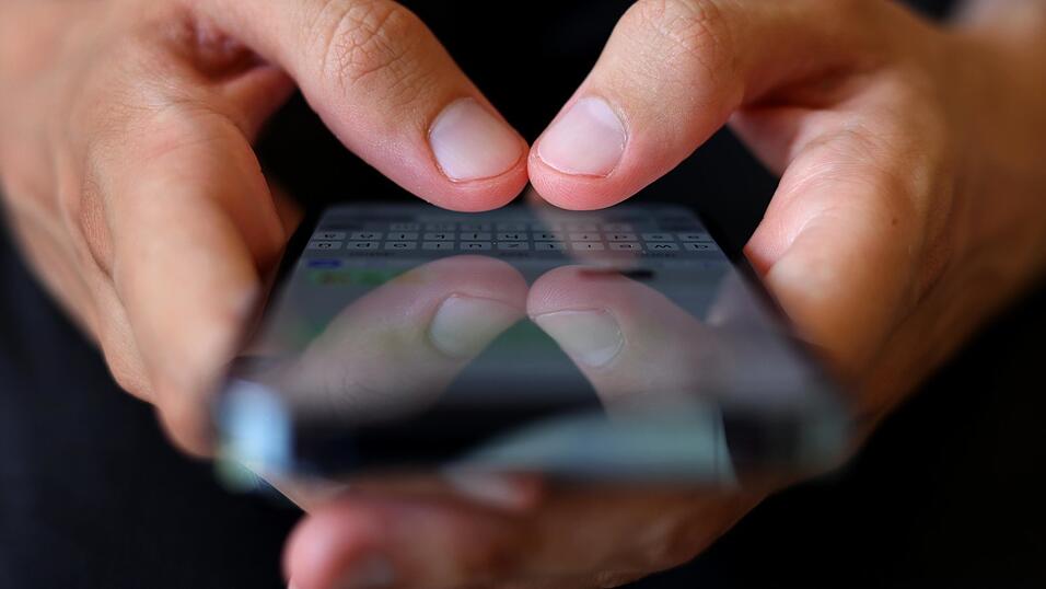 &Uuml;ber das Handy hatte ein heute 30-J&auml;hriger mit einem zw&ouml;lf- und einem 13-j&auml;hrigen M&auml;dchen Kontakt aufgenommen. (Symbolbild)