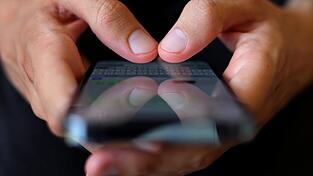 &Uuml;ber das Handy hatte ein heute 30-J&auml;hriger mit einem zw&ouml;lf- und einem 13-j&auml;hrigen M&auml;dchen Kontakt aufgenommen. (Symbolbild)