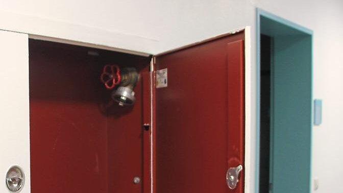 Neues Brandschutzkonzept in der Schulturnhalle: Die Wandhydranten wurden entfernt und durch Feuerlöscher ersetzt.