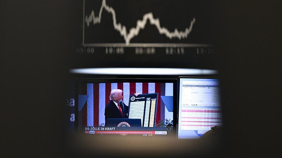 US-Präsident Trump ist auf einem Bildschirm auf dem Parkett der Frankfurter Wertpapierbörse vor der Anzeigetafel mit der Dax-Kurve zu sehen. US-Präsident Trump ist auf einem Bildschirm auf dem Parkett der Frankfurter Wertpapierbörse vor der Anzeigetafel mit der Dax-Kurve zu sehen.