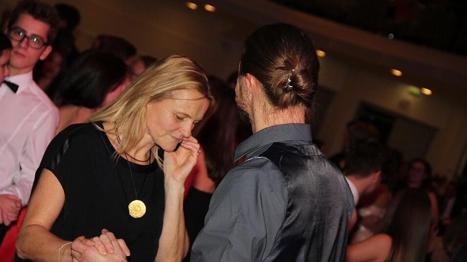 Die Bilder vom Abschlussball der Tanzschule Seidel in der Fraunhofer-Halle am 28. November. Die Bilder vom Abschlussball der Tanzschule Seidel in der Fraunhofer-Halle am 28. November.