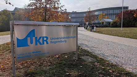 317 Ärzte des Universitätsklinikums Regensburg haben sich an einer Umfrage ihrer Gewerkschaft beteiligt. Die Ergebnisse werfen ein schlechtes Licht auf die Personalsituation dort. 317 Ärzte des Universitätsklinikums Regensburg haben sich an einer Umfrage ihrer Gewerkschaft beteiligt. Die Ergebnisse werfen ein schlechtes Licht auf die Personalsituation dort.