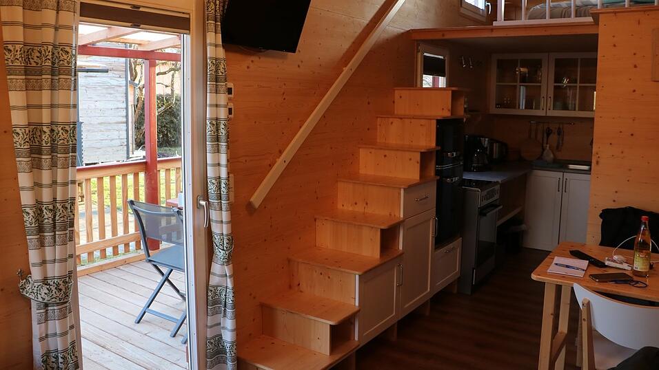 Über die Treppe kommt man zum Bett. Der Raum ist ideal ausgenutzt: Darunter befindet sich die Küche, das Bad ist mit einer Schiebetür abgetrennt. Über die Treppe kommt man zum Bett. Der Raum ist ideal ausgenutzt: Darunter befindet sich die Küche, das Bad ist mit einer Schiebetür abgetrennt.