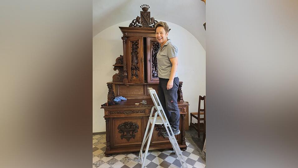 Birgit Ertl mit dem Herzstück des Aufenthaltsraumes, dem großen Eichendorffschrank. Birgit Ertl mit dem Herzstück des Aufenthaltsraumes, dem großen Eichendorffschrank.