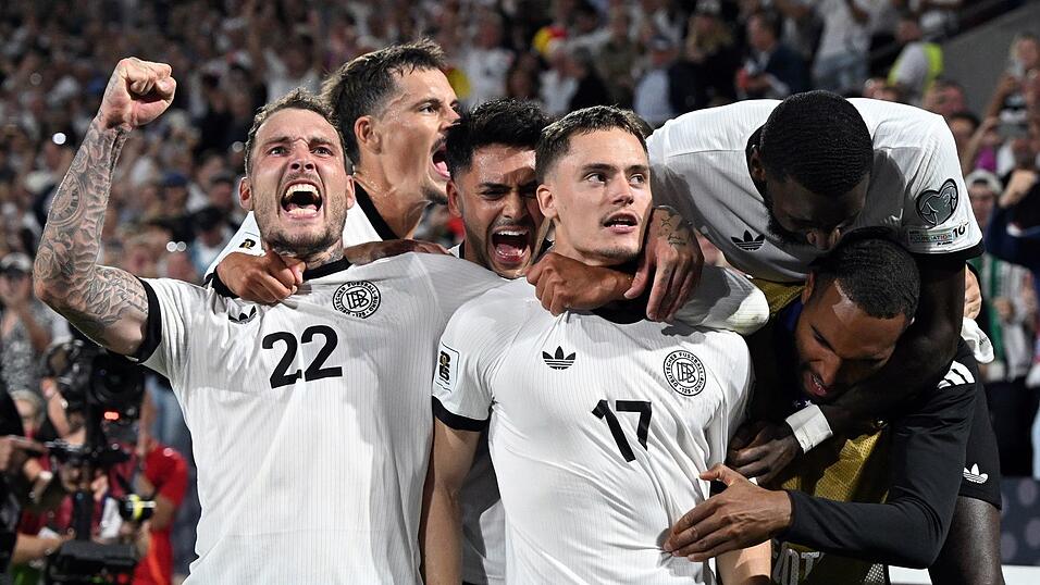 Pure Erleichterung: Deutschlands Spieler jubeln nach dem 3:1 von Florian Wirtz (Nr. 17).