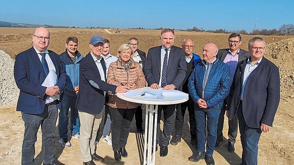 Die Abgeordneten Sylvia Stierstorfer und Peter Aumer (v.l., hinterm Tisch) beim Ortstermin mit den &ouml;rtlichen B&uuml;rgermeistern.