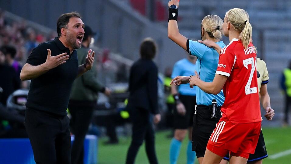 Wegen seiner Roten Karte im R&uuml;ckspiel der Bayern-Frauen in Barcelona gesperrt: Trainer Jos&eacute; Barcala (l.). (Archivbild)