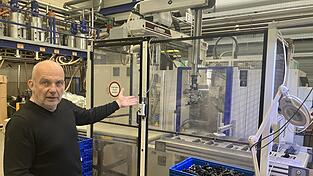 Martin Tanne in seinem Reich: 31 Spritzgussmaschinen stellen in seiner Firma gleichzeitig Teile her, hier für den Automobilsektor.