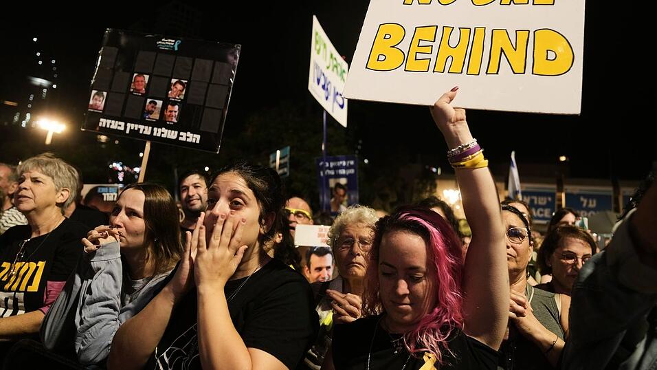 Tausende Menschen forderten in Israel die Herausgabe der restlichen Geisel-Leichen.