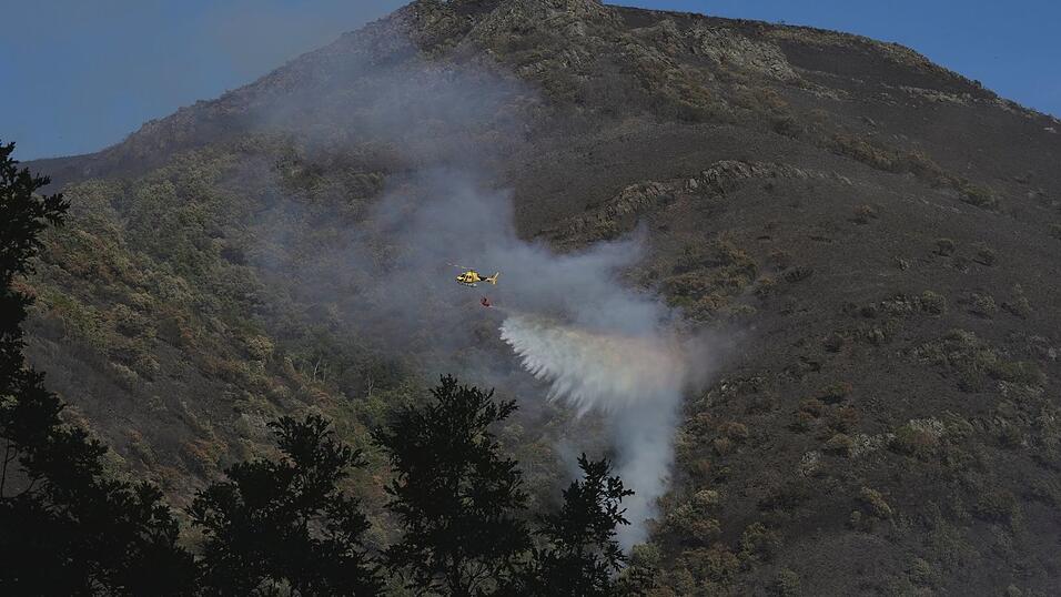 Mehr als 40 meist kleinere Waldbr&auml;nde halten die Feuerwehren in Spanien weiter auf Trab.
