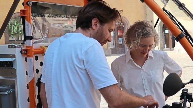 Helene Sigloch und Johannis Maier begutachteten das Fahrzeug. Helene Sigloch und Johannis Maier begutachteten das Fahrzeug.