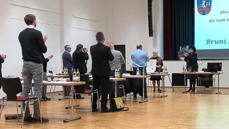 Stehende Ovationen der Stadtr&auml;te bekunden die Wertsch&auml;tzung f&uuml;r Bruni Irber.