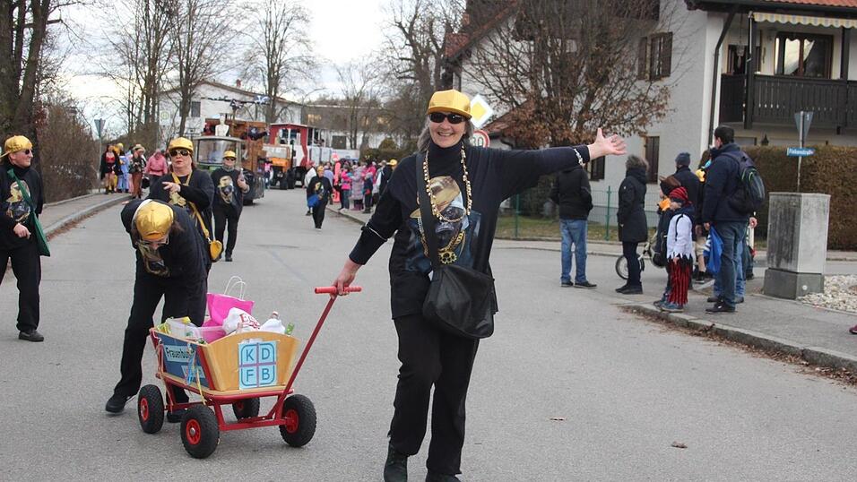 Viele Faschings-Fans haben sich am Samstag den Umzug in Langenbach angesehen. Viele Faschings-Fans haben sich am Samstag den Umzug in Langenbach angesehen.