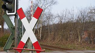 Der betrunkene Autofahrer krachte in ein Andreaskreuz. (Symbolbild) Der betrunkene Autofahrer krachte in ein Andreaskreuz. (Symbolbild)