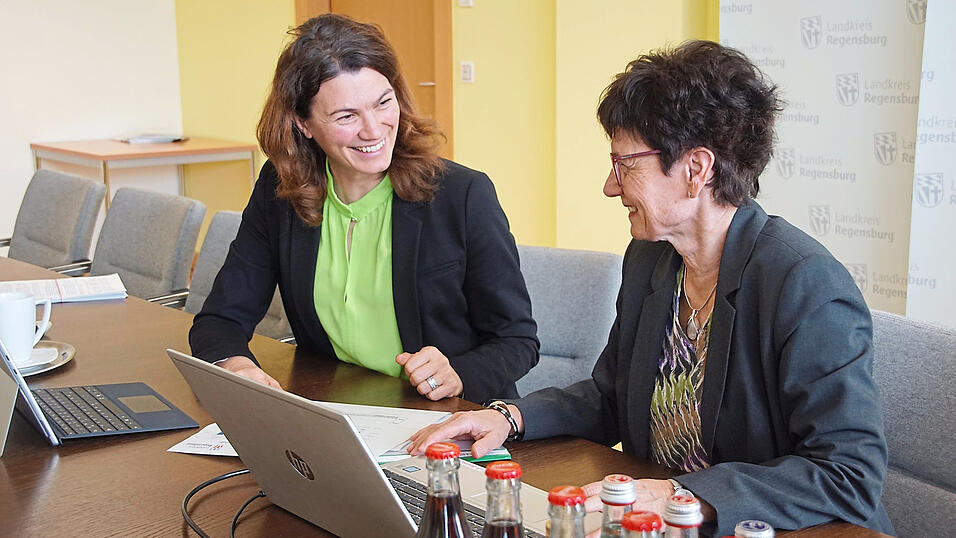 Landr&auml;tin Tanja Schweiger und Kreisk&auml;mmerin Petra Grimm bei der Haushaltsvorbereitung. Die Kreisumlage sinkt deutlicher als erwartet.