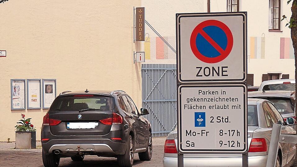 Schilder, die das Zonenhalteverbot mit allen weiteren Vorgaben rund um das Parken ausweisen, stehen etwa gegen&uuml;ber des Kastenhofs. Besonders relevant ist die Formulierung 'in gekennzeichneten Fl&auml;chen erlaubt'.
