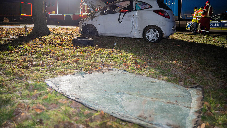Auf einem Rastplatz bei Beratzhausen hat sich ein Auto überschlagen.