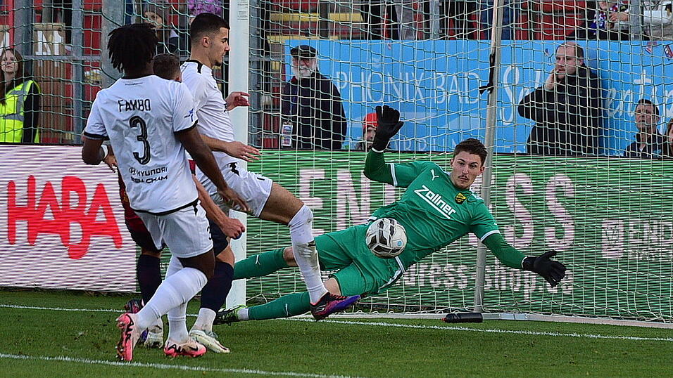 Die DJK Vilzing (in Weiß) kann sich bei ihrem Schlussmann Fabian Eutinger (in Grün) bedanken. Denn ohne seine starken Paraden - wie hier im Foto - hätte seine Mannschaft weitaus höher als 0:5 verloren. Die DJK Vilzing (in Weiß) kann sich bei ihrem Schlussmann Fabian Eutinger (in Grün) bedanken. Denn ohne seine starken Paraden - wie hier im Foto - hätte seine Mannschaft weitaus höher als 0:5 verloren.