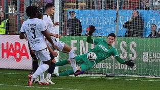 Die DJK Vilzing (in Weiß) kann sich bei ihrem Schlussmann Fabian Eutinger (in Grün) bedanken. Denn ohne seine starken Paraden - wie hier im Foto - hätte seine Mannschaft weitaus höher als 0:5 verloren. Die DJK Vilzing (in Weiß) kann sich bei ihrem Schlussmann Fabian Eutinger (in Grün) bedanken. Denn ohne seine starken Paraden - wie hier im Foto - hätte seine Mannschaft weitaus höher als 0:5 verloren.