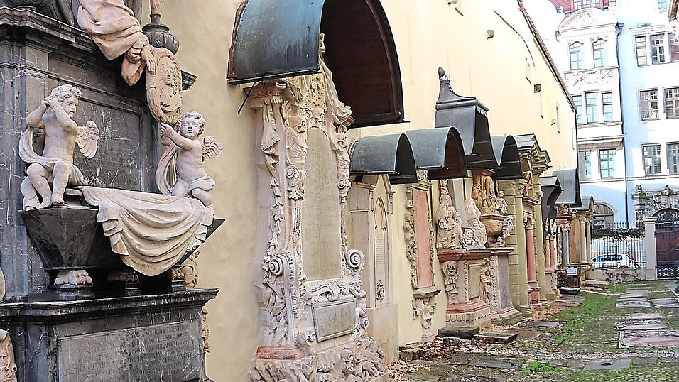 Aufwendig gestaltete Wandepitaphe künden von der einstigen Prachtentfaltung der Gesandten. Aufwendig gestaltete Wandepitaphe künden von der einstigen Prachtentfaltung der Gesandten.