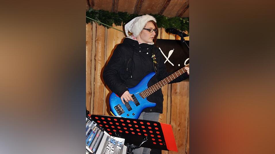 Der idyllische Christkindlmarkt in der Freyung in Landshut zählt zu den schönsten Christkindlmärkten Bayerns. Bei eisigen Temperaturen ist dort insbesondere die Glühwein-Alm natürlich heiß begehrt. Der idyllische Christkindlmarkt in der Freyung in Landshut zählt zu den schönsten Christkindlmärkten Bayerns. Bei eisigen Temperaturen ist dort insbesondere die Glühwein-Alm natürlich heiß begehrt.