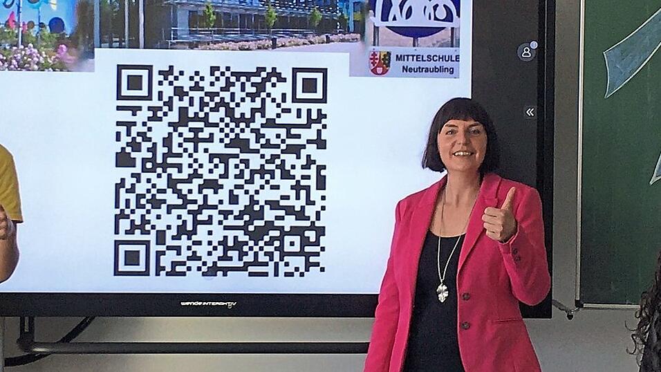 Klassenleiterin Susanne Stadler mit zwei Schülern der 10V. Mit dem QR-Code gelangen Interessierte zum Infoblatt für die Online-Veranstaltung bezüglich des 9+2-Modells. Klassenleiterin Susanne Stadler mit zwei Schülern der 10V. Mit dem QR-Code gelangen Interessierte zum Infoblatt für die Online-Veranstaltung bezüglich des 9+2-Modells.