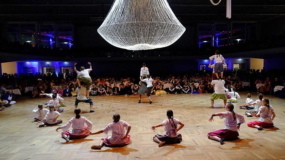 Der Künstlerball bot ein großes Showprogramm. Der Künstlerball bot ein großes Showprogramm.