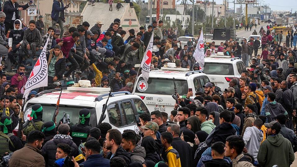 Hunderte Schaulustige verfolgten die Geisel-&Uuml;bergabe an Vertreter des Roten Kreuzes vor Ort.