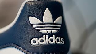 Der Sportartikelhersteller Adidas legt seine Zahlen für das abgelaufene Geschäftsjahr vor (Archivbild).