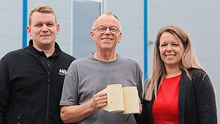 Prost auf 20 Jahre HBH mit Holzkrügen, die von der eigenen Abbundanlage gefertigt wurden: Gründer Ralf Hofmann (M.) und seine Kinder Jonas (l.) und Vanessa (r.) führen gemeinsam die Geschäfte.