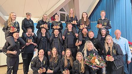 Die Taufkirchener Showfunken verteidigten ihren Titel im Showtanz mit Hebefiguren bei den Bayerischen sowie den Deutschen Meisterschaften 2025 erfolgreich und wurden nun neben anderen Vereinen auch von der Gemeinde geehrt.