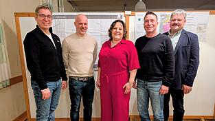 Martin Able (v. l.), Stefan Knobl, Bianca Gleis und Stefan Datzer vom SV mit stellvertretendem B&uuml;rgermeister Hans Weichselgartner.