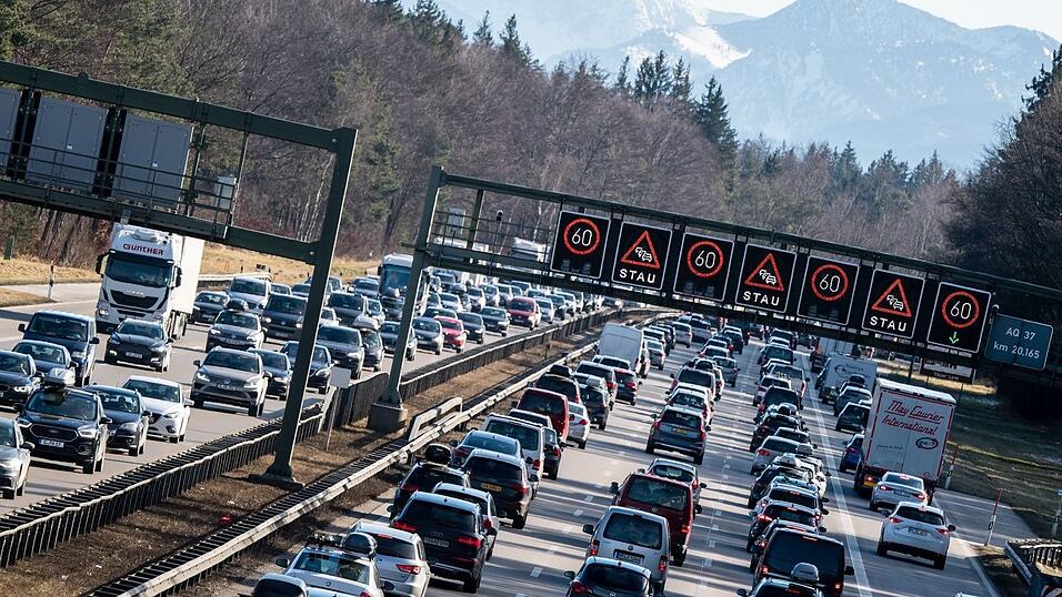 Regelm&auml;&szlig;ig in den Ferien herrscht dichter Verkehr auf der Autobahn A8 M&uuml;nchen-Salzburg. (Archivfoto)