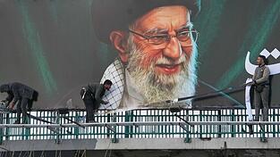 Plakatwand mit dem Portr&auml;t des von Israel get&ouml;teten iranischen Obersten F&uuml;hrers Chamenei.
