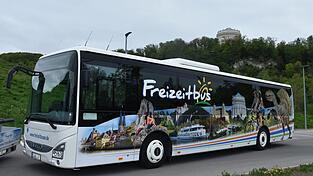 Der Freizeitbus fährt in die Zukunft: Der Mobilitätssauschuss gab grünes Licht für eine Verlängerung des Angebots der Linie 6010 von Regensburg über Kelheim bis nach Dollnstein. Der Freizeitbus fährt in die Zukunft: Der Mobilitätssauschuss gab grünes Licht für eine Verlängerung des Angebots der Linie 6010 von Regensburg über Kelheim bis nach Dollnstein.
