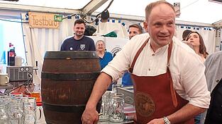 Siegfried Grimm brauchte nur zwei Schläge, dann floss der Gerstensaft. Siegfried Grimm brauchte nur zwei Schläge, dann floss der Gerstensaft.
