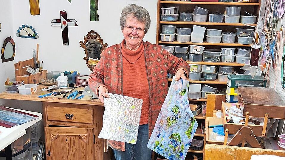 Christa Hilmer in ihrer eigenen Hobby-Werkstatt. Mit zwei möglichen neuen Glasprojekten. Christa Hilmer in ihrer eigenen Hobby-Werkstatt. Mit zwei möglichen neuen Glasprojekten.