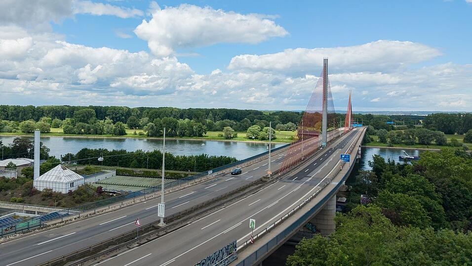 Die Bonner Rheinbr&uuml;cke bleibt vorerst gesperrt - aber man kann n&auml;her an sie ran fahren. (Archivbild)