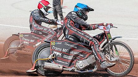 Erst raus, dann rein: Jonas Knudsen (blauer Helmüberzug) - hier neben Leon Flint (rot) - musste in Daugavpils wegen vertraglicher Klauseln aussetzen. Dafür gab Charles Wright sein Saisondebüt in der Devils-Rennkombi. Nun ist der Brite auf der Insel im Einsatz - und der Däne rückt wieder in den Kader. Verbunden mit der Hoffnung, dass er gegen Gniezno nahtlos an seine zehn Punkte gegen Krakau anknüpfen kann. Erst raus, dann rein: Jonas Knudsen (blauer Helmüberzug) - hier neben Leon Flint (rot) - musste in Daugavpils wegen vertraglicher Klauseln aussetzen. Dafür gab Charles Wright sein Saisondebüt in der Devils-Rennkombi. Nun ist der Brite auf der Insel im Einsatz - und der Däne rückt wieder in den Kader. Verbunden mit der Hoffnung, dass er gegen Gniezno nahtlos an seine zehn Punkte gegen Krakau anknüpfen kann.
