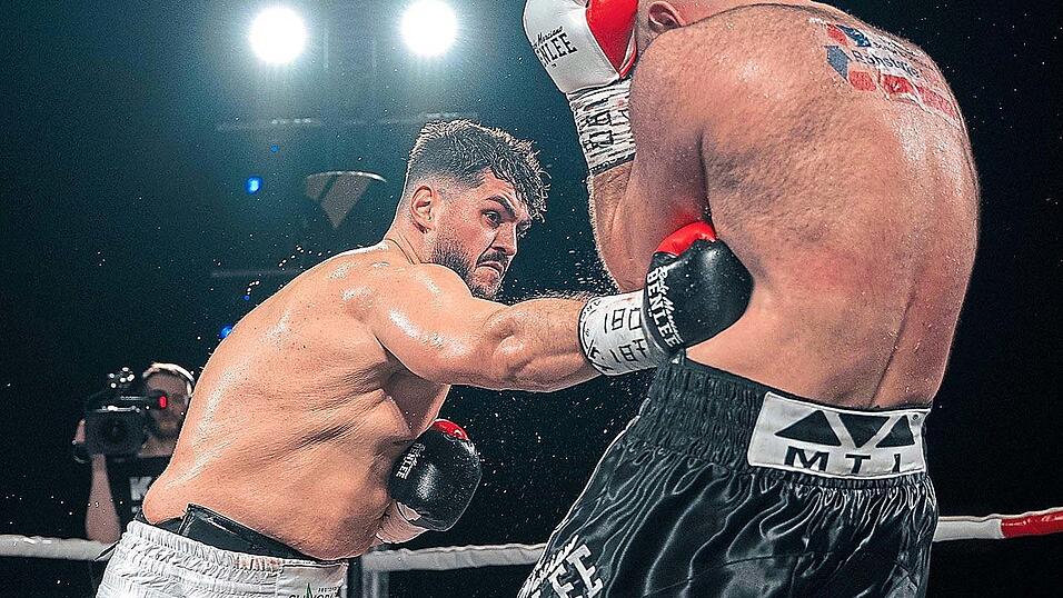 Mit schnellen Kombinationen bestimmt Granit Shala (links) den Kampf um den IBF-Intercontinental-Titel gegen Daniel Dietz. Mit schnellen Kombinationen bestimmt Granit Shala (links) den Kampf um den IBF-Intercontinental-Titel gegen Daniel Dietz.