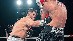 Mit schnellen Kombinationen bestimmt Granit Shala (links) den Kampf um den IBF-Intercontinental-Titel gegen Daniel Dietz. Mit schnellen Kombinationen bestimmt Granit Shala (links) den Kampf um den IBF-Intercontinental-Titel gegen Daniel Dietz.
