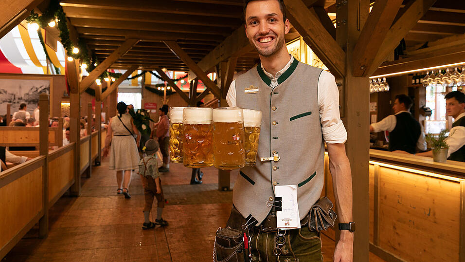 Die Partybilder vom Dienstag, 12. August, aus dem Festzelt Krönner. Die Partybilder vom Dienstag, 12. August, aus dem Festzelt Krönner.