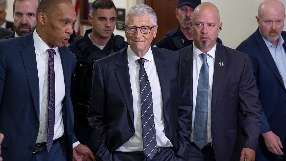 Bill Gates sagt im Kontrollausschuss aus. Bill Gates sagt im Kontrollausschuss aus.